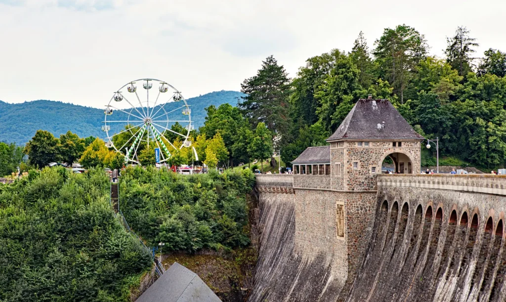 Das Riesenrad von der anderen Seite der Sperrmauer