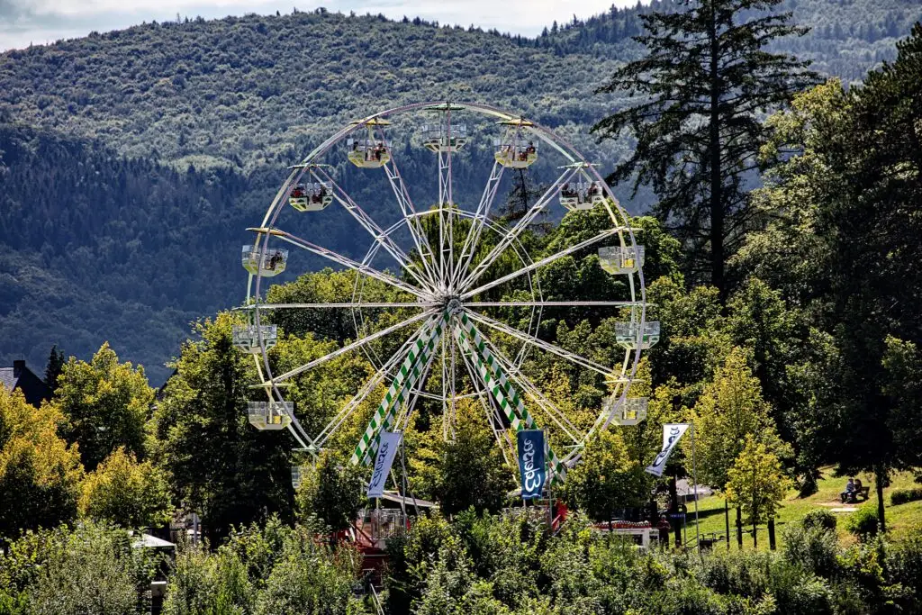 Das Riesenrad am Edersee aus der Ferne