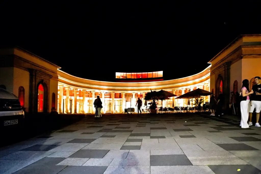 Mystisch beleuchtete Wandelhalle